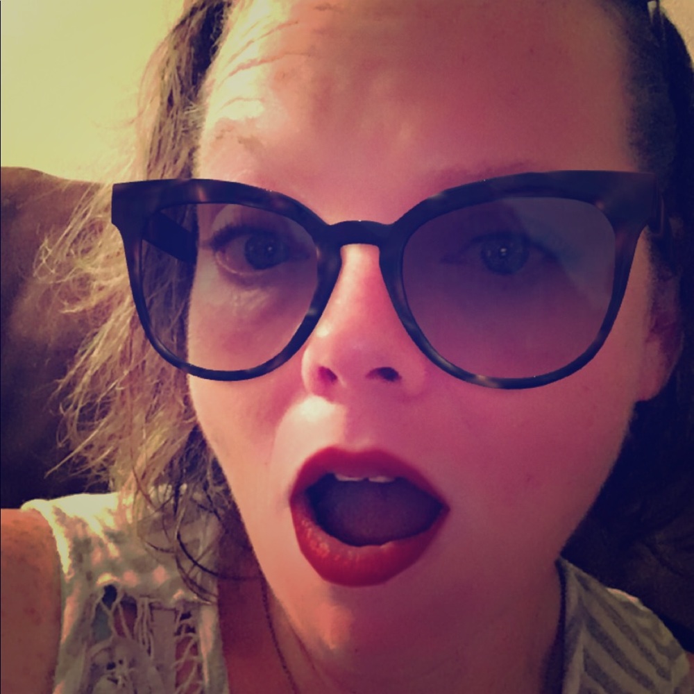 Meet your posher, Elly